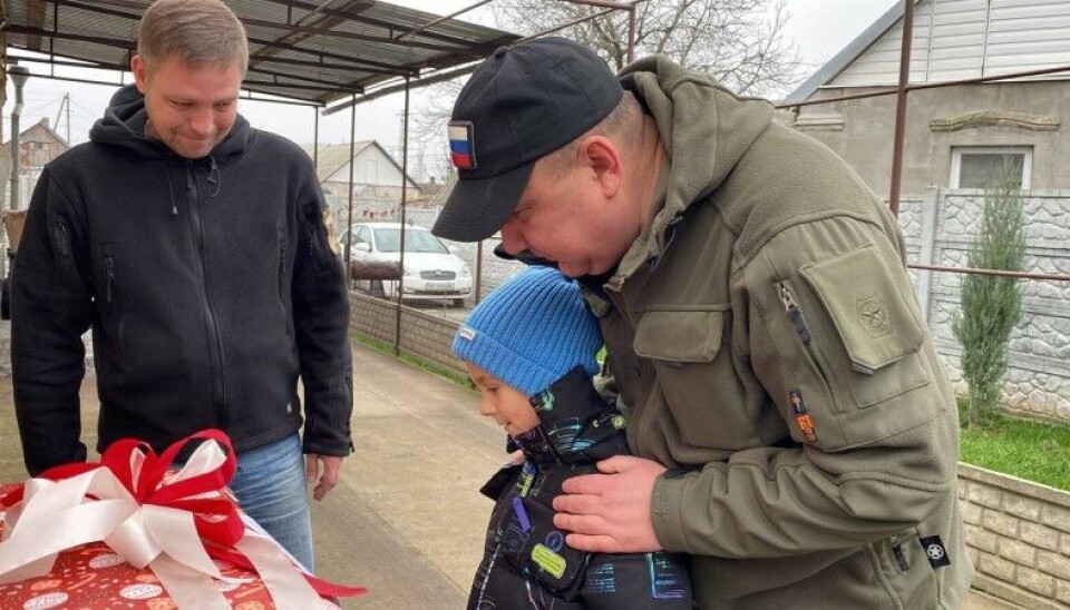 Alexander Anufriev handing a gift from the governor of the Arkhangelsk region to a child in Melitopol. Photo: Melitopol-news.ru