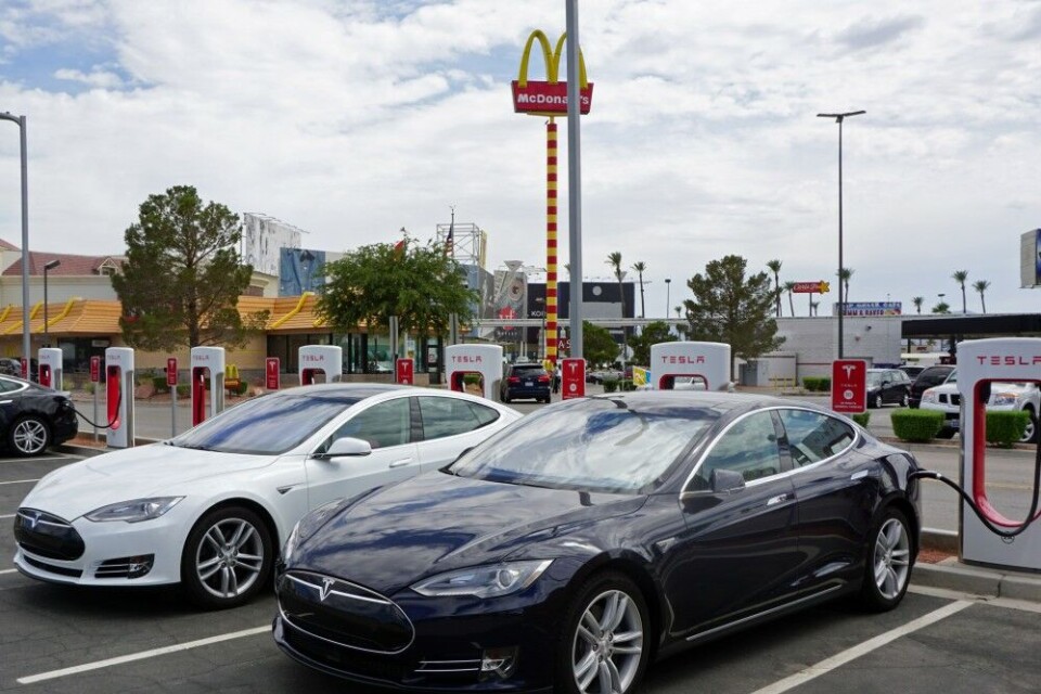 Tesla super chargers. Photo: Thomas Nilsen