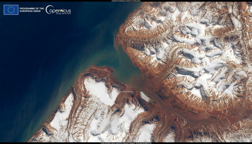 Record-breaking surface melting gives high sediment discharge into the sea around Longyearbyen at Svalbard. The airport can be seen northwest of Longyearbyen. Image by Sentinel-2 via DG DEFIS