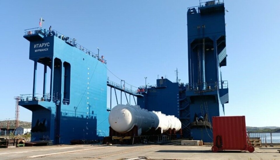 The floating dock 'Itarus' arrives at Saida Bay with the old steam generator from Balakovo nuclear power plant. Photo: Rosatom / Telegram