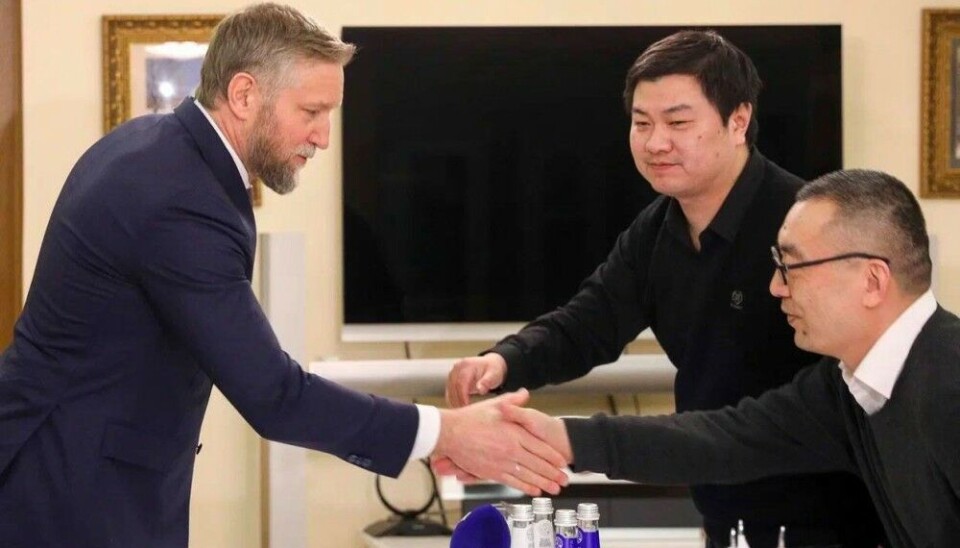 Nenets Governor Yuri Bezdudny greets Chinese businessmen. Photo: Nenets AO administration