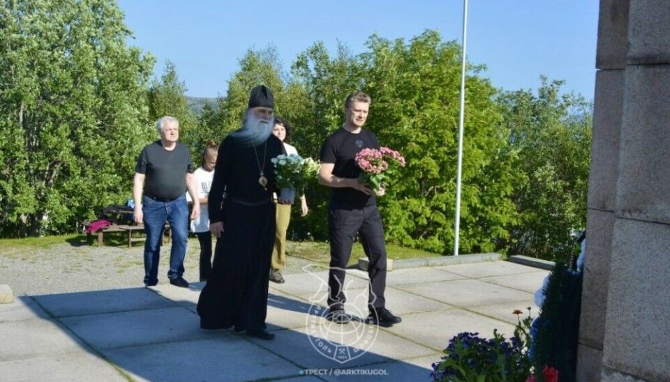 Епископ Иаков и Ильдар Неверов завершили свое путешествие по Норвегии возложением цветов к монументу Освобождения в Киркенесе. Фото: телеграм-канал треста «Арктикуголь»