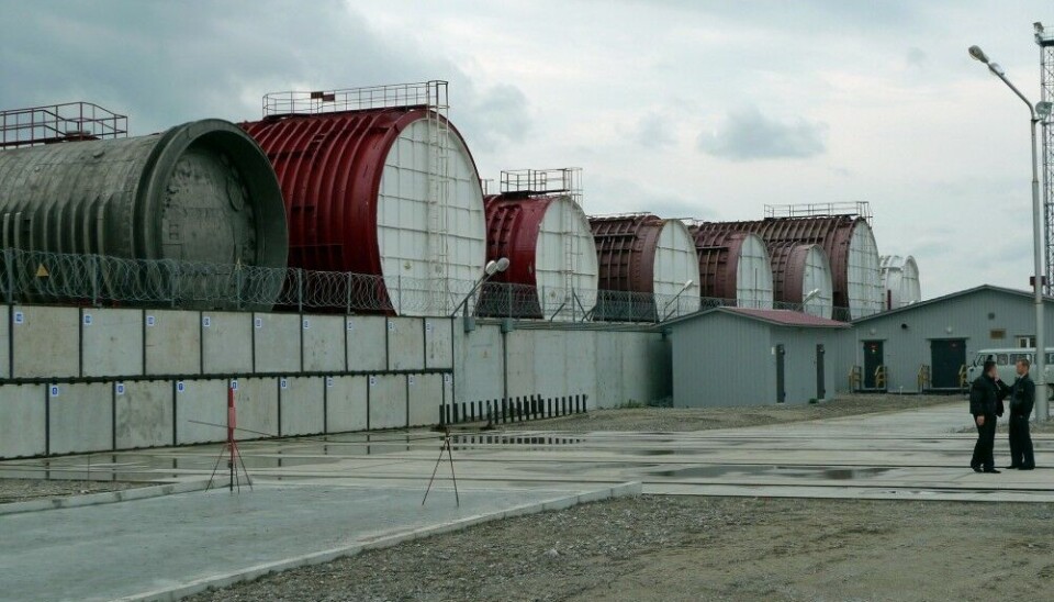 Saida Bay storage site is protected by a single concrete wall with barbed wire and a few guards. Photo: Thomas Nilsen