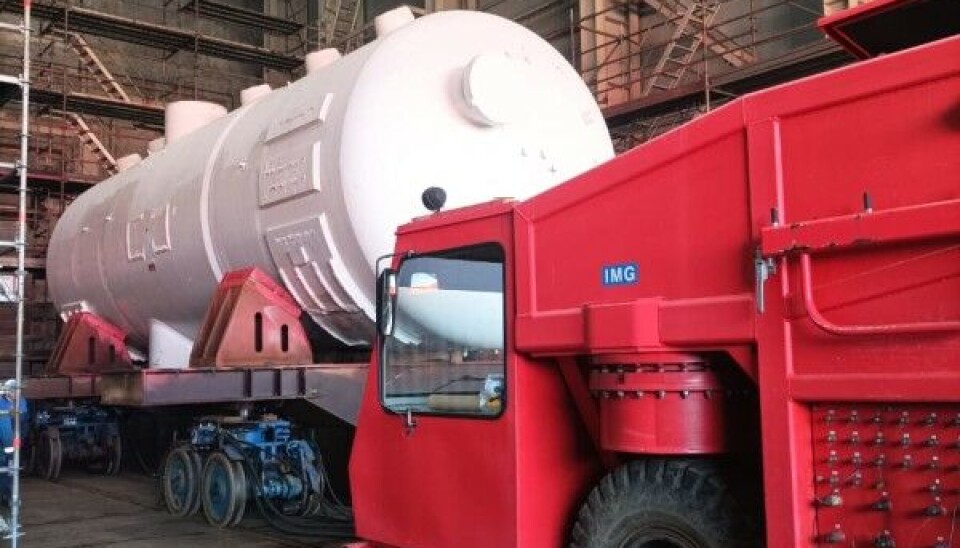 The radioactive contaminated generator was taken into the hall where it will be taken apart and packed in smaller containers for long-term storage. Photo: Rosatom