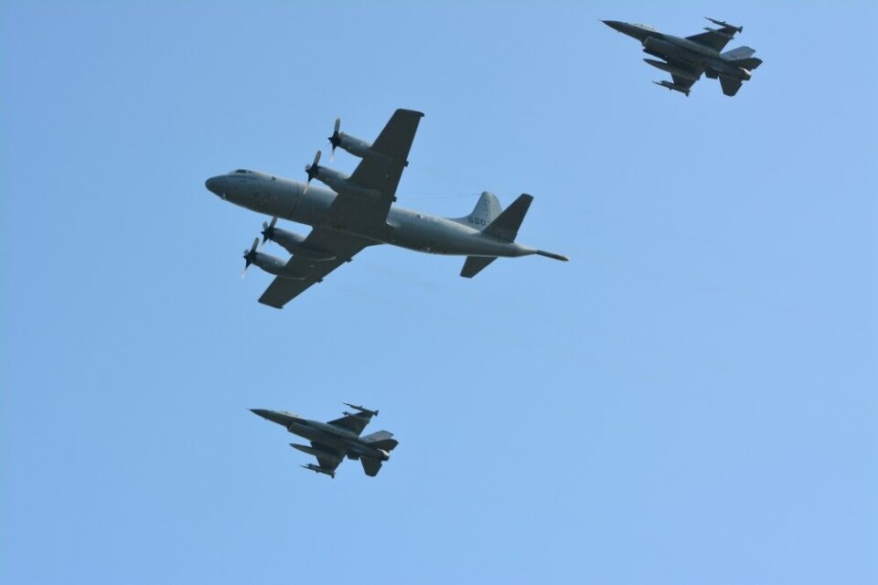Norwegian P-3 Orion surveillance aircraft flying together with two F-16 fighter aircrafts. Photo: Thomas Nilsen