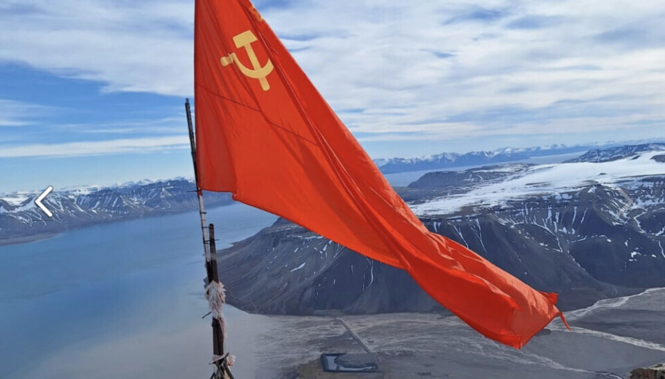 The Soviet flag on the mountain peak of Pyramiden was hoisted on on June 21. The flag is 5 by 3 meters and larger than any Norwegian flags on the archipelago where Norway has the full and absolute sovereignty. Photo from Vkontakte / Arktikugol