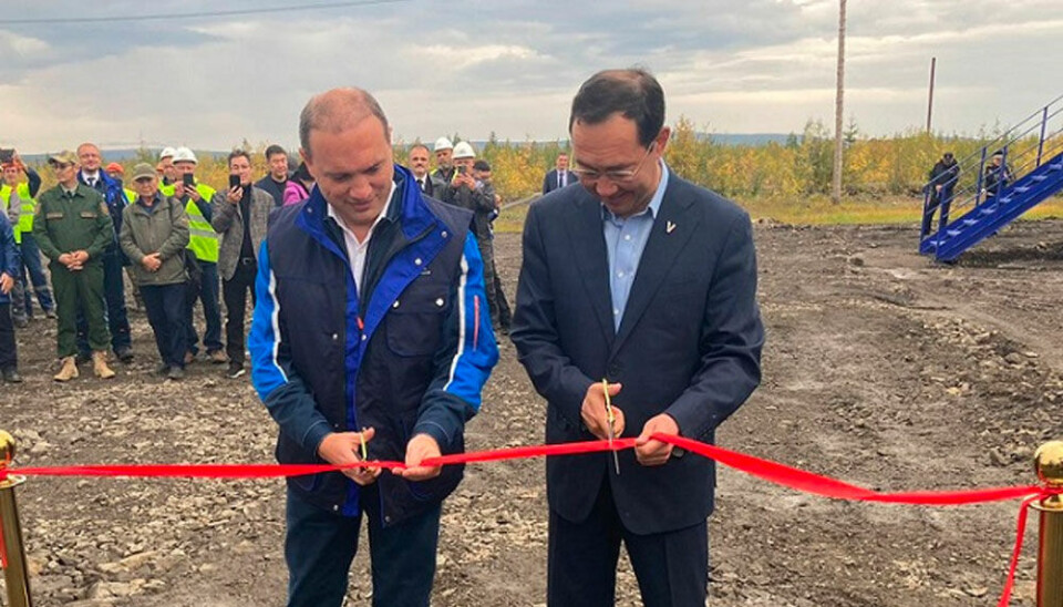 Глава Якутии Айсен Николаев вместе с представителем «Росатома» дают официальный старт строительству рабочего поселка в Усть-Куйге в августе 2023 года. Фото: «Росатом»