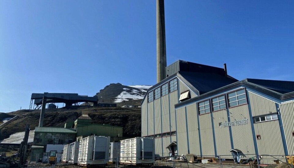 No more smoke out of the chimney after Thursday. The white containers in the foreground are Norway's largest battery pack and can store up to 7 MWh. Photo: Thomas Nilsen