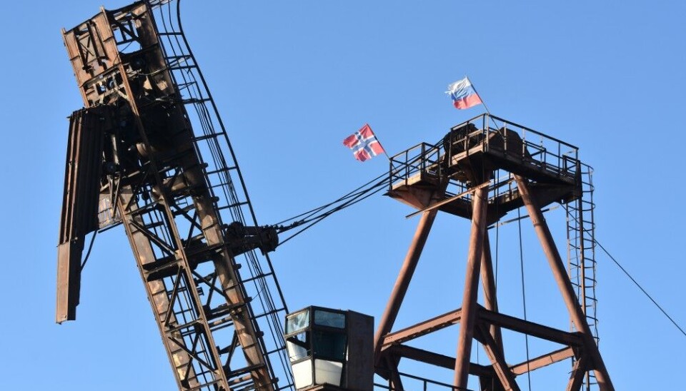 Previously and symbolically; the Norwegian and Russian flags side-by-side decorated the top of the coal-loading crane in Pyramiden. This image from a windy day in 2018. Photo: Thomas Nilsen