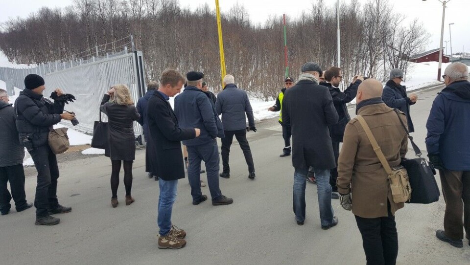 Members of the Sub-Committee on Transatlantic Defence and Security Cooperation could walk all the way to Norway's borderline with Russian at Storskog. Photo: Thomas Nilsen (See more photos from the visit in the end of the article)