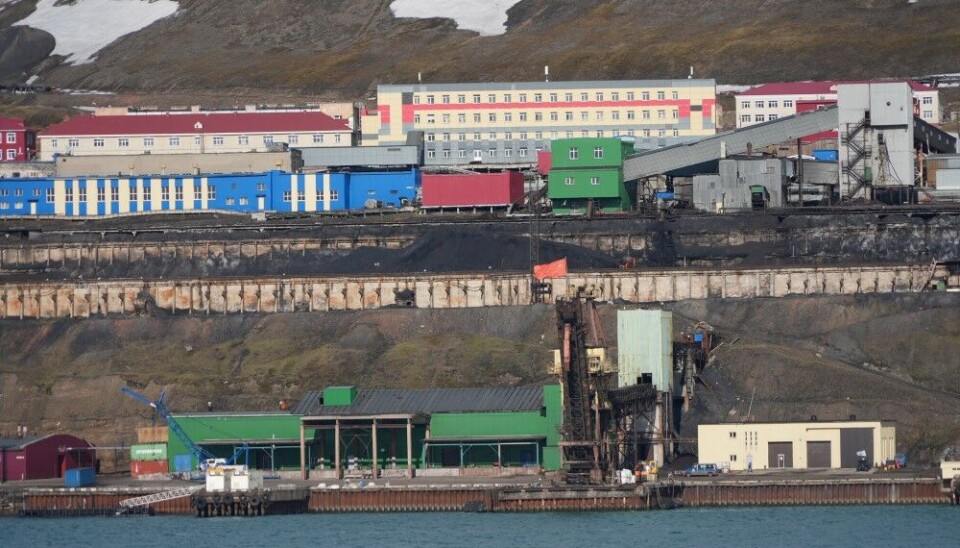 2024: The flag of the Soviet Union is clearly visible at top of the crane in the coal harbor of Barentsburg. Photo: Thomas Nilsen