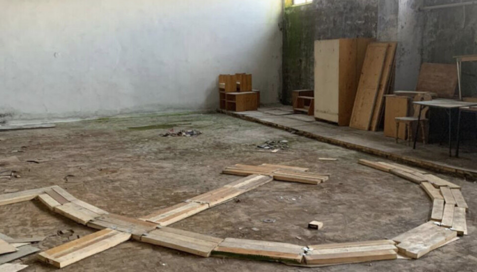 The Hammer & sickle symbol was pre-made in a workshop in Pyramiden before carried up the mountain. Photo from Telegram channel of Novosti Spitsbergen