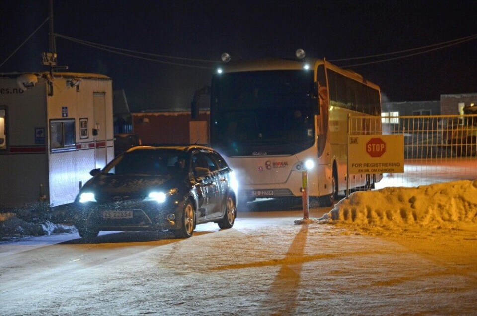 The bus drove out from Reception Centre Finnmark near the airport in Kirkenes at 17.40 Tuesday evening escorted by Norwegian police. Photo: Thomas Nilsen