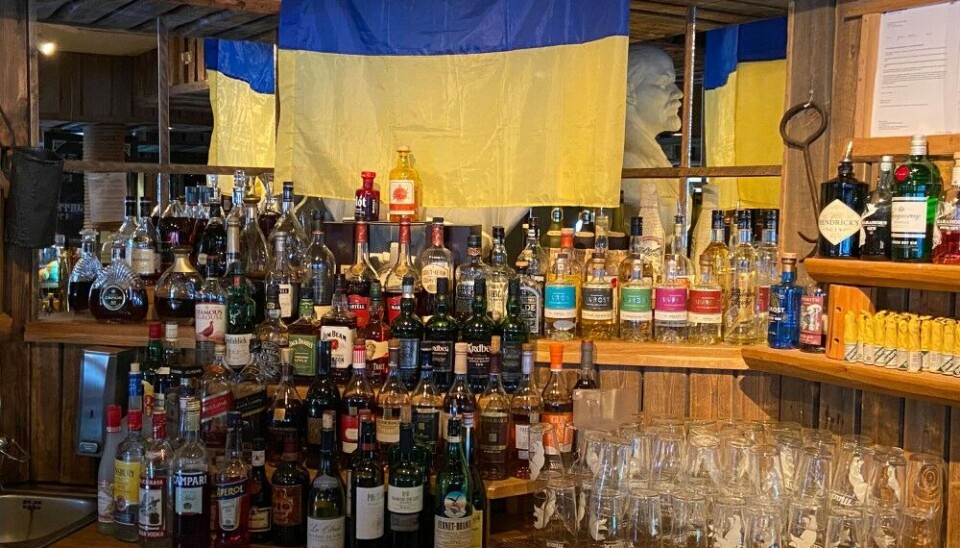 At Kroa in Longyearbyen, Norway’s main settlement at Svalbard, the bust of Lenin is nowadays well-hidden behind a Ukrainian flag. With Russia’s full-scale invasion of its neighboring country in 2022, the vast majority of tourist companies in Longyearbyen stopped all cooperation with Arktikugol. Photo: Thomas Nilsen
