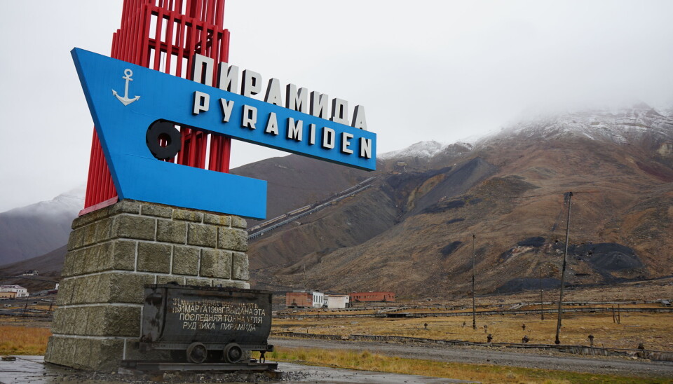 Trust Arktikugol wants the cross erected some 140 meters Pyramiden sign, to the right of the abolished buildings in the background. Photo: Thomas Nilsen