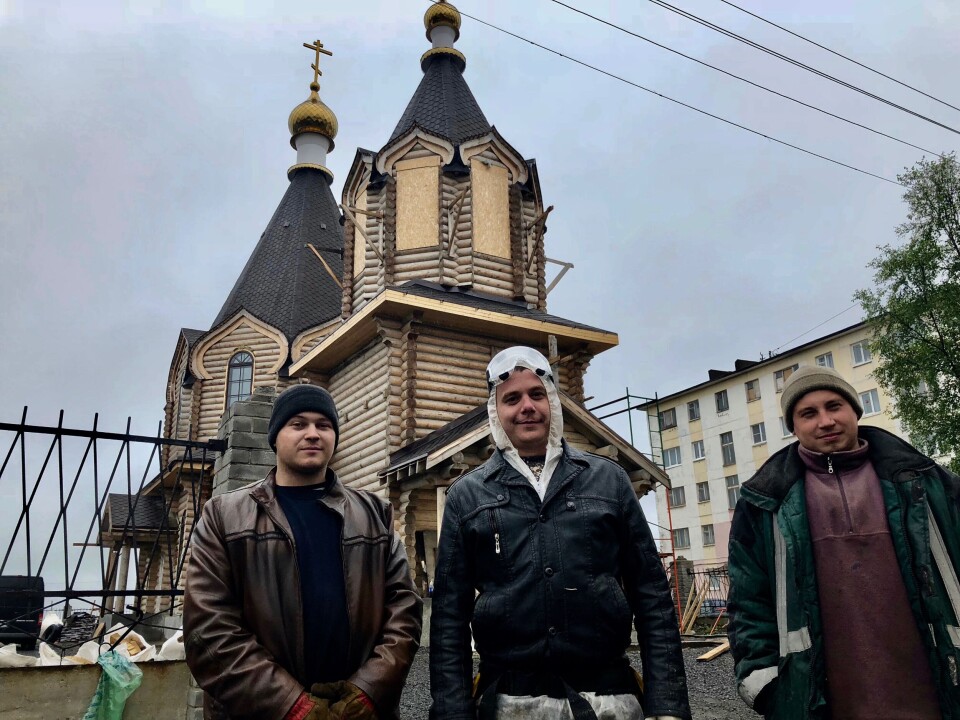 SANKTIONS AS A BENEFIT: Edvard Losev, Sergey Sorokin and Roman Karatsupin build the church in Zapolyarny. “The sanctions can give us more independence from Europe”, says Sorokin.