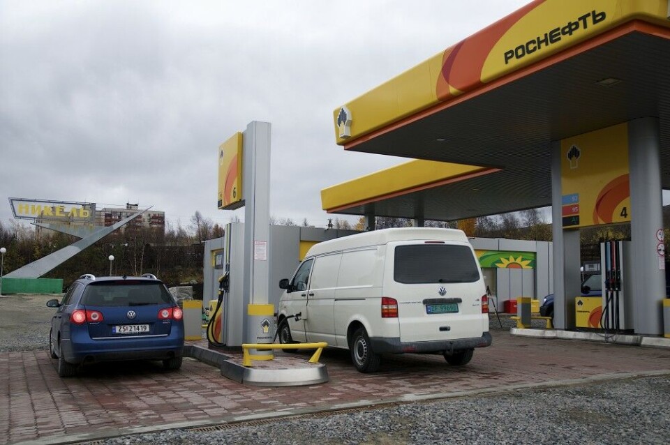 Norwegian cars line up for petrol and diesel at Rosneft gas station in Nikel. Photo: Thomas Nilsen