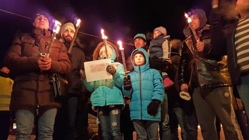 Children and adults were watching the support demonstration from inside the fence of Finnmark Reception Centre. Photo: Thomas Nilsen