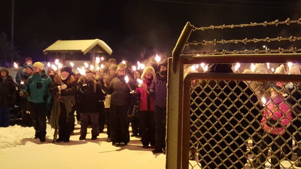 Locals showed support outside the fence. Photo: Thomas Nilsen