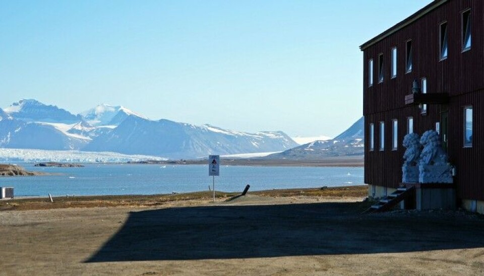 China’s Polar Research Institute’s Yellow River Station in Ny-Ålesund has a spectacular view towards the glaciers across the waters in Kongfjorden north on Svalbard. At the entrance, two lion-sculptures are guarding. Photo: Thomas Nilsen
