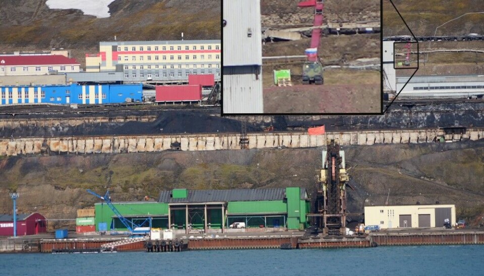 The BV206 was in late June carrying a big Russian tricolor. Flags are highly symbolic for Moscow at Svalbard. Last week, the Barents Observer reported about the appearance of several Soviet Union flags, like the one in top of the coal-loading crane in the port. Photo: Thomas Nilsen