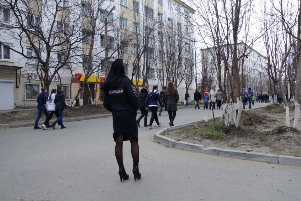 Local policewoman in Zapolyarny. Photo: Atle Staalesen