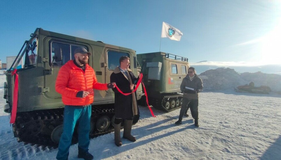 The former Norwegian military BV206 was proudly handed over by Arktikugol CEO Ildar Neverov (in the middle) in an official ceremony in Barentsburg. Head of ‘Tour Club’, Roman Morozov, in red jacket to the left. Photo: Arktikugol / Vkontakte