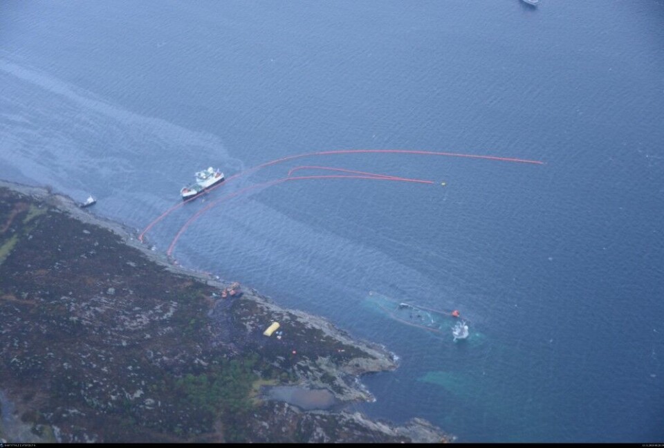 Some fuel light-oil on the water. Photo: Norwegian Coastal Administration