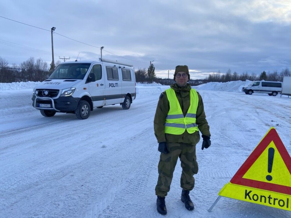 Home Guard soldier Ketil Kristensen is assisting the police with control at Norway's border to Finland in Neiden. Photo: Thomas Nilsen