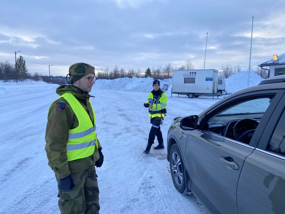 Home Guard soldier, Ketil Kristensen, and a police officer inform a driver about the new strict border regime. Photo: Thomas Nilsen