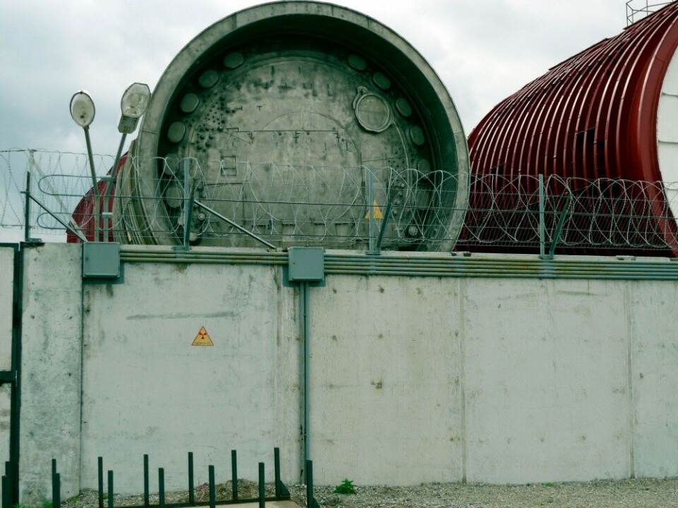 A single security fence with barbed wire protects the reactor compartments and radioactive waste at the Saida Bay facility on the Kola Peninsula. Photo: Thomas Nilsen