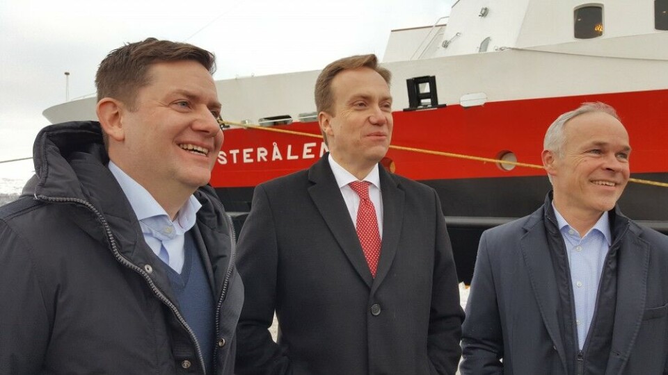 Then-Foreign minister Børge Brende (in the middle) and minister of Local Government and Modernisation Jan Tore Sanner (right) at the Hurtigruten port in Kirkenes in February 2017. Photo: Thomas Nilsen