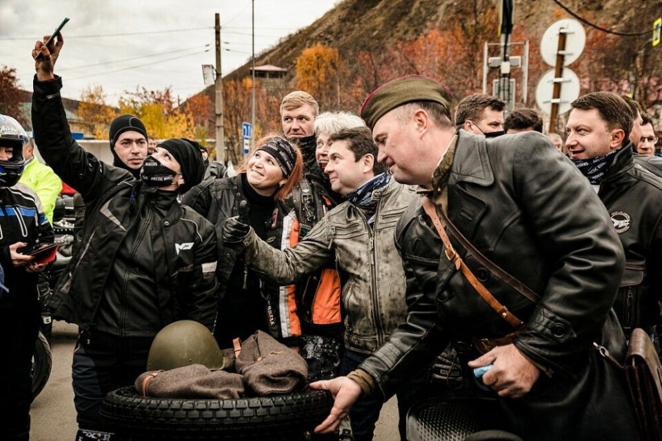 Masks off for selfie and no social distancing: Maybe not the best day for Governor Andrey Chibis as a role model for strict compliance with measures against spreading the coronavirus. Photo: Ministry of Information Policy of the Murmansk Region