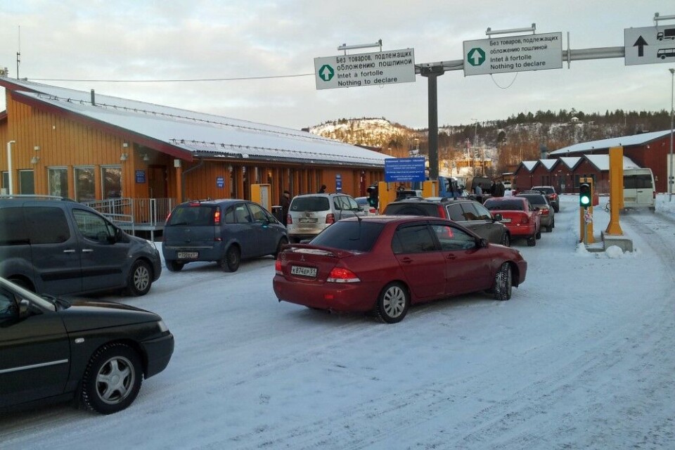 Cars and people from Murmansk lining up at Storskog border checkpoint. Photo: Thomas Nilsen