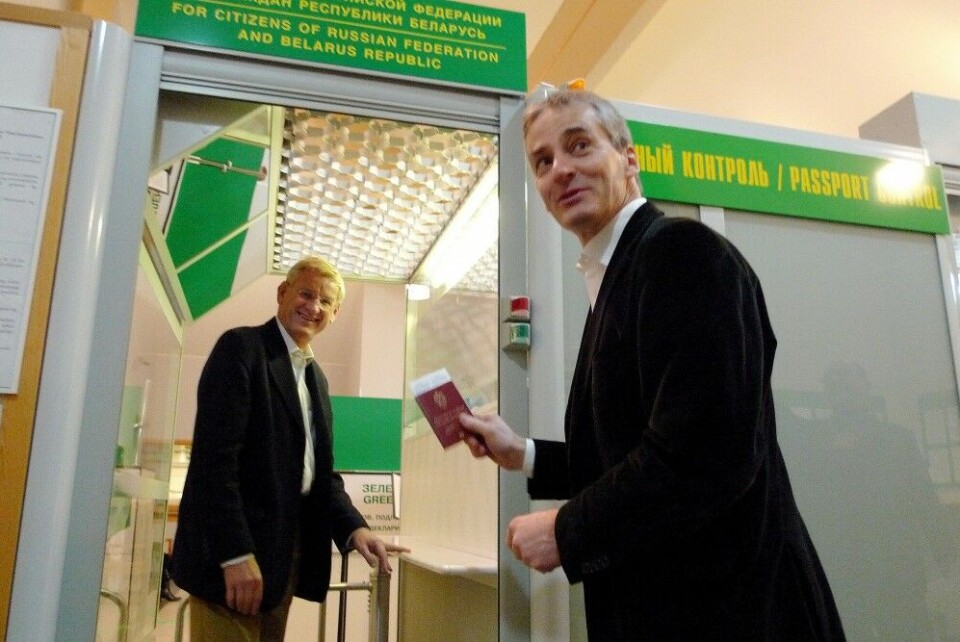Jonas Gahr Støre (right) on his way through the Russian passport control as Foreign Minister in 2009. Photo: Thomas Nilsen
