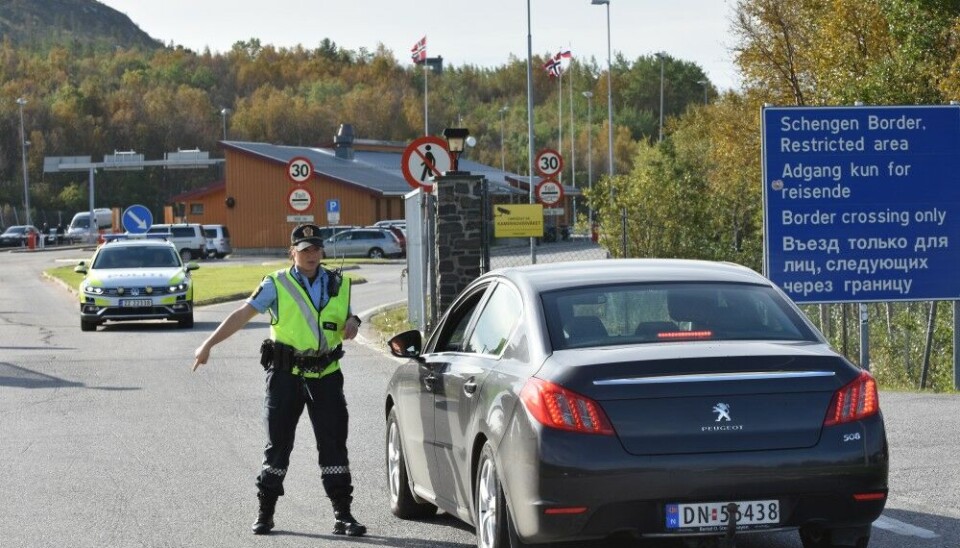 Police control at Storskog checkpoint on the road from Norway towards Murmansk. Photo: Thomas Nilsen