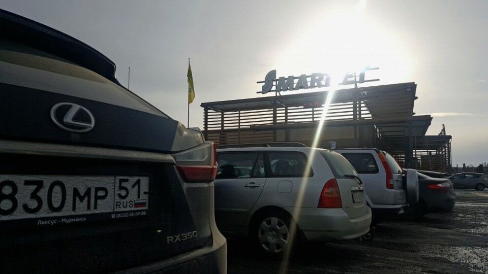Murmansk-cars lined up at the parking area outside SMARKET in Ivalo for shopping. Photo: Thomas Nilsen