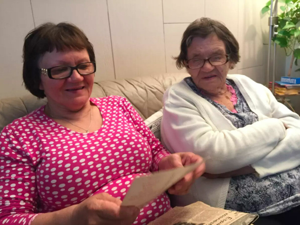 Karoliina Nuorgam (left) and Hilma Mustonen remember their visit to Spain and dictator Franco in 1965. Photo: Maiju Saijets, Yle Sapmi