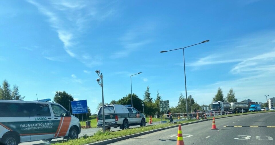 Finland’s border guards control all incoming traffic from Sweden to Lapland at the Haparanda-Tornio border. Photo: Thomas Nilsen