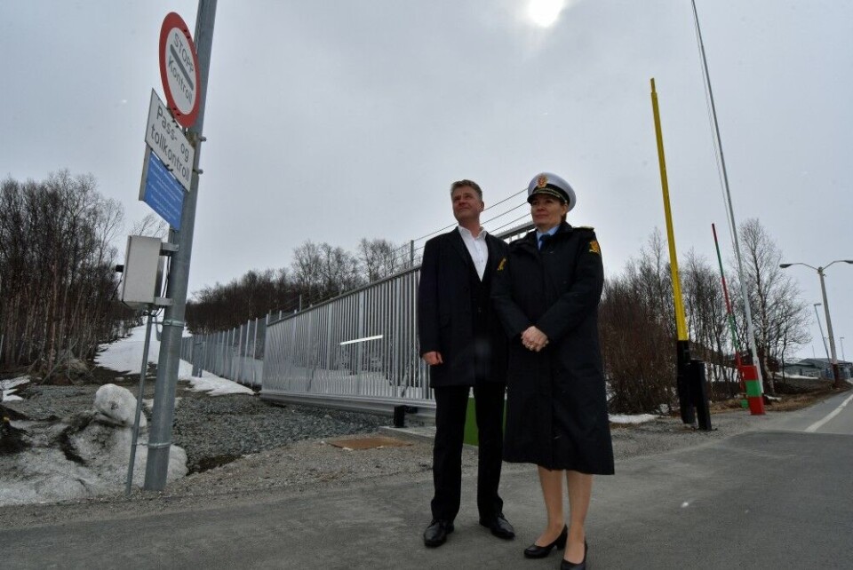 Norwegian Minister of Justice Per-Willy Amundsen and Finnmark Chief of Police Ellen Katrine Hætta at the new fence on the border to Russia. Photo: Thomas Nilsen