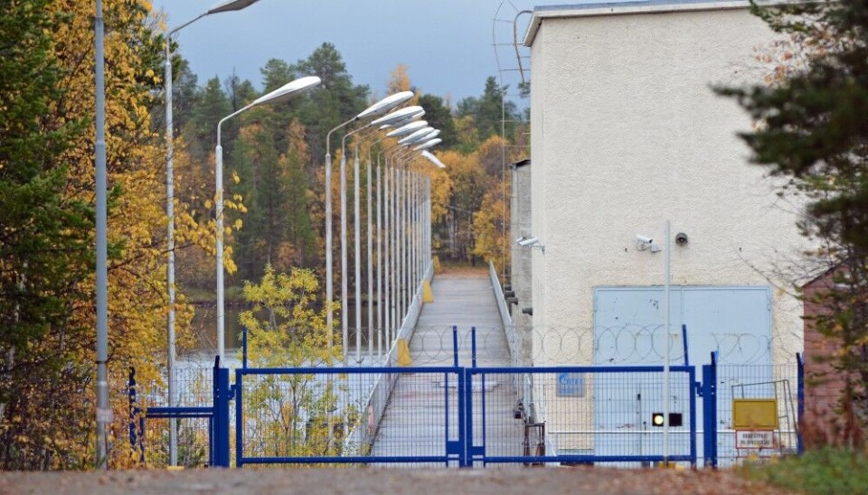 Security on the Russian side, on the entrance to the Rajakoski hydro-power plant, is high. Photo: Thomas Nilsen