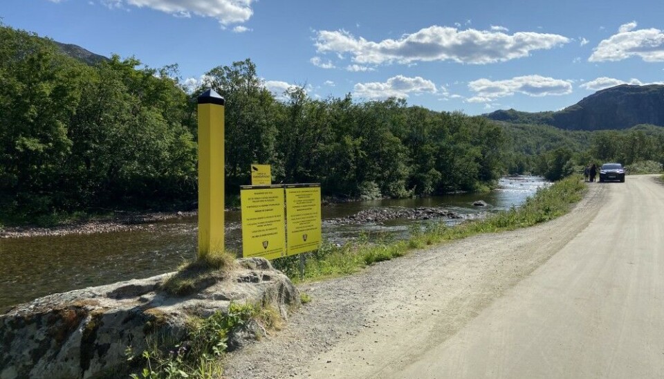 At some places, Norway’s unbarred border with Russia is very easy to access. Like here in Grense Jakobselv where the narrow road follows the riverbank. Photo: Thomas Nilsen