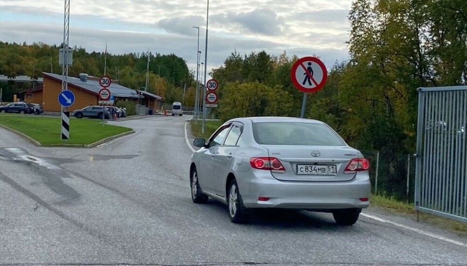 Norway's land border with Russia is the only still open for Russian citizens traveling with cars on tourist visas. Here on exit at the Storskog checkpoint on Wednesday. Photo: Thomas Nilsen