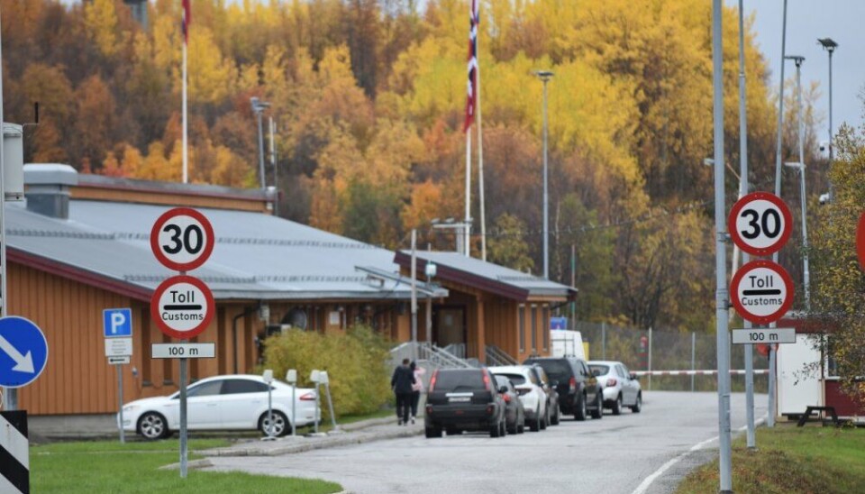 TRAFFIC CONTINUES: Storskog checkpoint on Norway’s border with Russia in the north. Photo: Thomas Nilsen