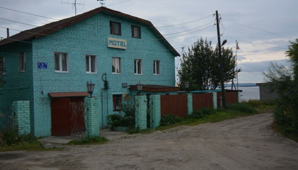 The motel by the river banks in Kandalaksha where migrants stayed before heading to Finland. Photo: Thomas Nilsen