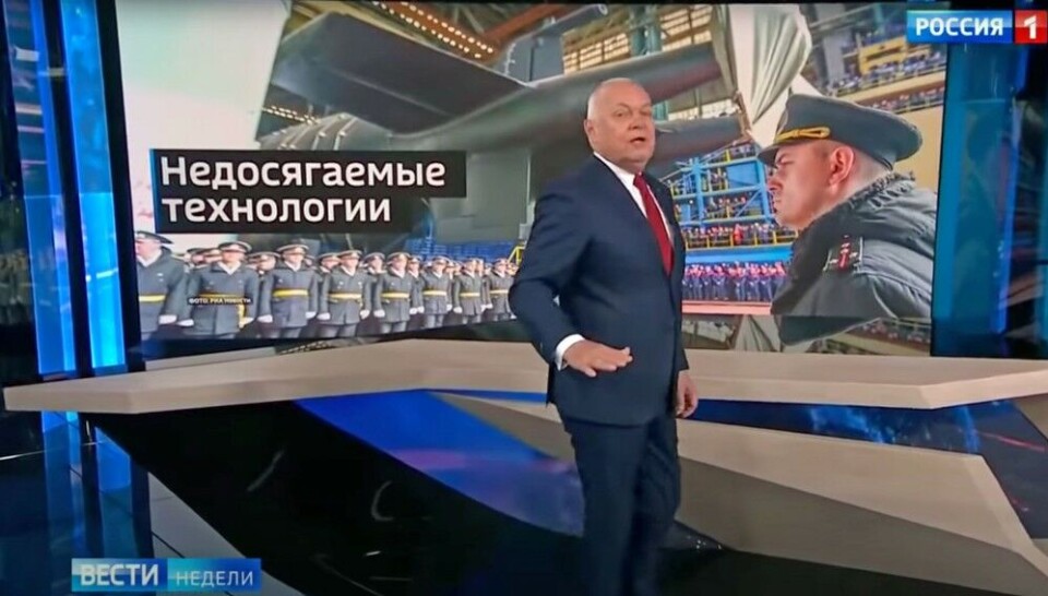 Ведущий кремлевского информационного ресурса «Вести недели» Дмитрий Киселев расписывает достоинства подводной лодки «Белгород» в момент ее спуска на воду в Северодвинске в 2019 году. Снимок экрана программы «Вести» канала «Россия 1»