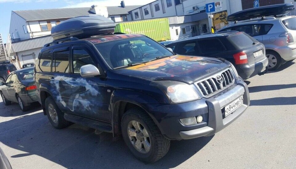 SYMBOLS OF WAR: A Russian car with Murmansk registration plates parked in the Norwegian border town painted with a Su-57 multirole fighter jet on the side and on the hood. Photo: Thomas Nilsen