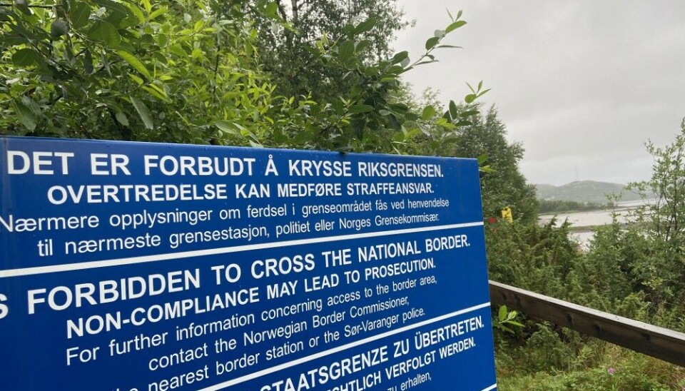 Illegal to cross the border, this sign near the outlet of the Pasvik River reads. Photo: Thomas Nilsen
