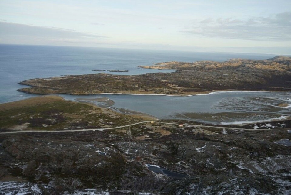 The border river of Vorema/Grense Jakobselv separates Russia and Norway and runs into the Barents Sea. Russia on the farthest end of the picture. Photo: Thomas Nilsen
