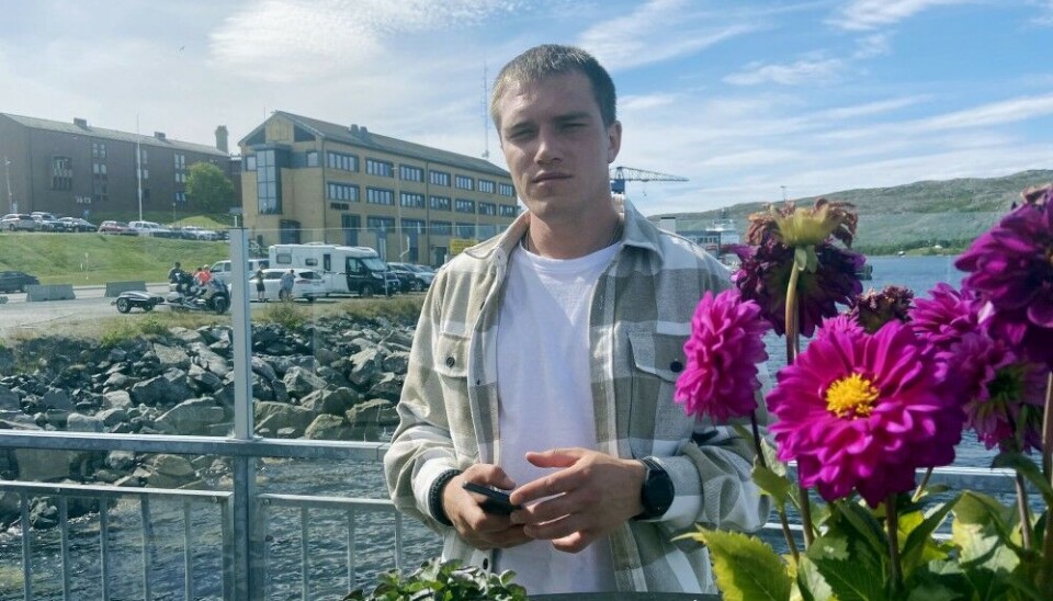 Wagner mercenary Andrei Medvedev made it over to Norway in January in what according to himself was a dramatic escape from FSB Border Guard troop. This July he was back in Kirkenes. Here with the local police station in the background. Photo: Thomas Nilsen